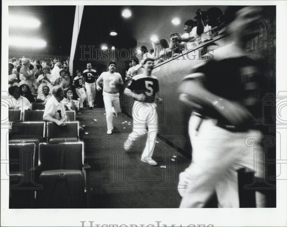 1989 Press Photo Players Take Part Parade Of Champions Closing Night - Historic Images