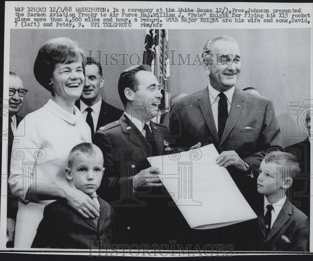 1968 Press Photo Air Force Major William Knight Rocket Pilot Lyndon Johnson - Historic Images