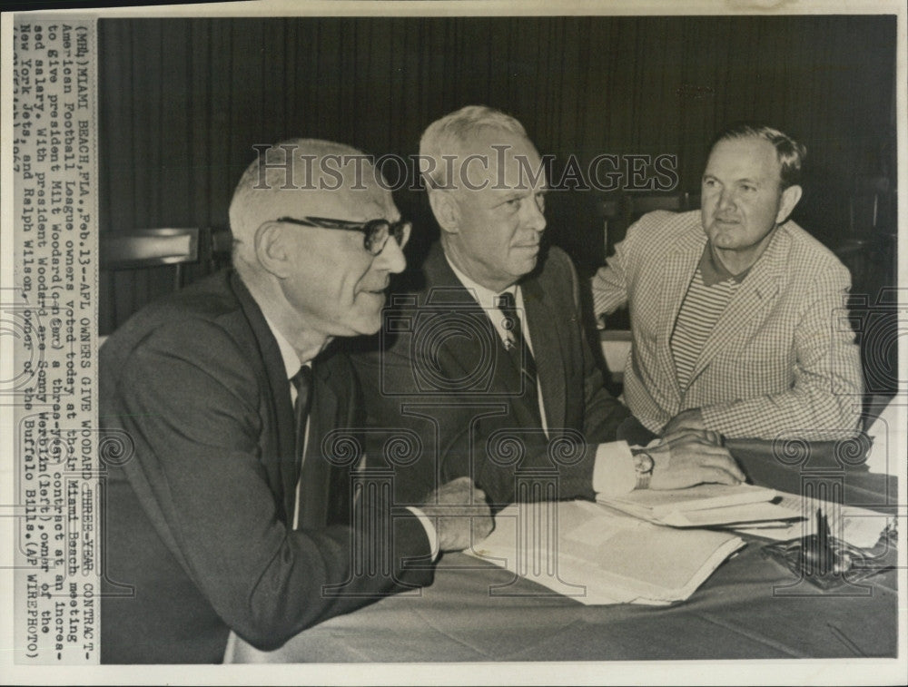 1967 Press Photo American Football League Milt Woodard Sonny Werblin Buffalo Bil - Historic Images