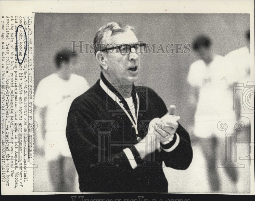 1970 Press Photo John Wooden UCLA Basketball Coach Practice - Historic Images