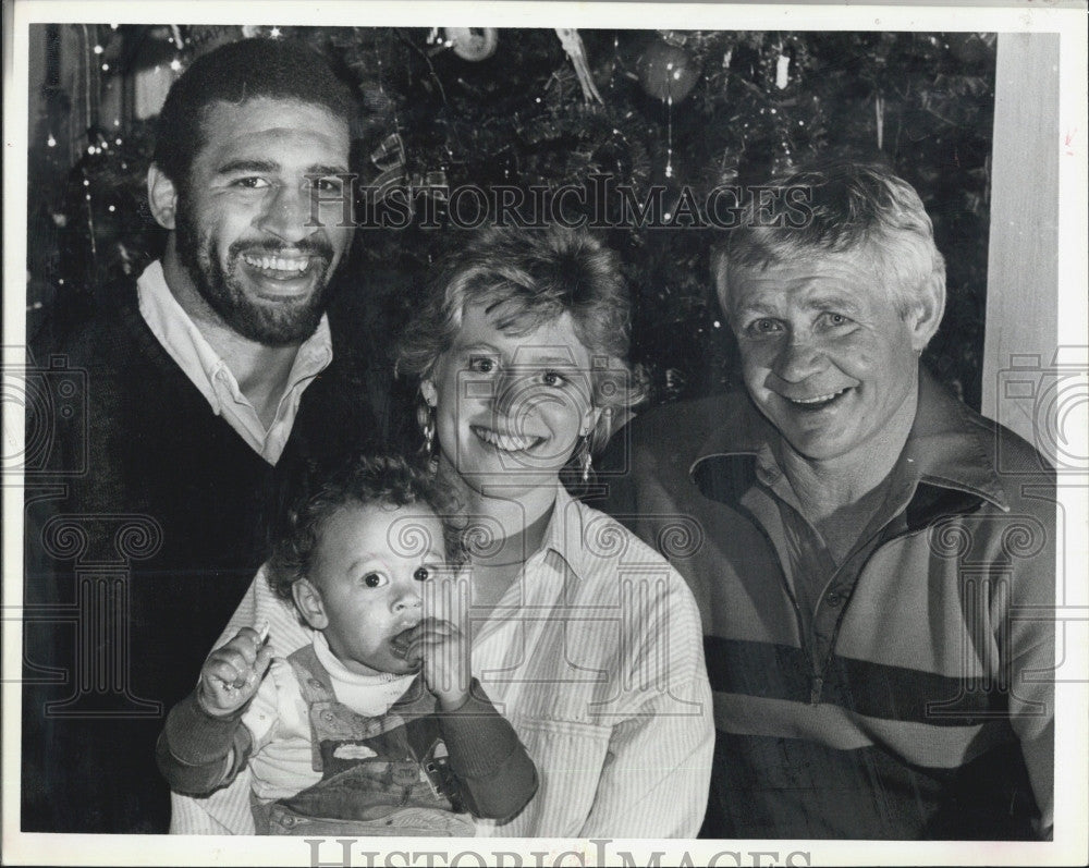 1984 Press Photo Johnny McKenzie and his family - Historic Images