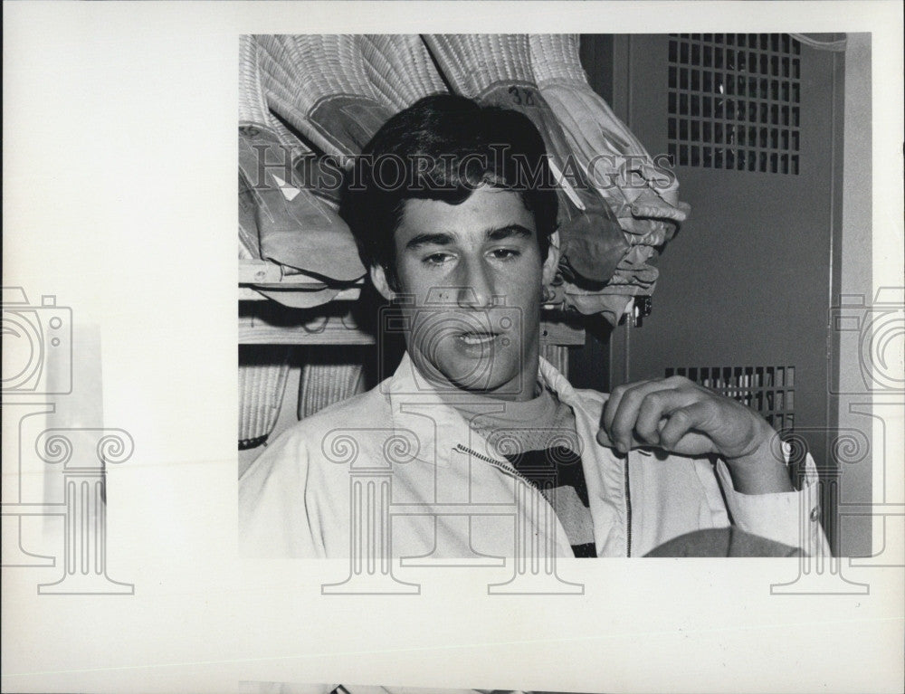 1973 Press Photo Joey Carnbulit in the locker room - Historic Images