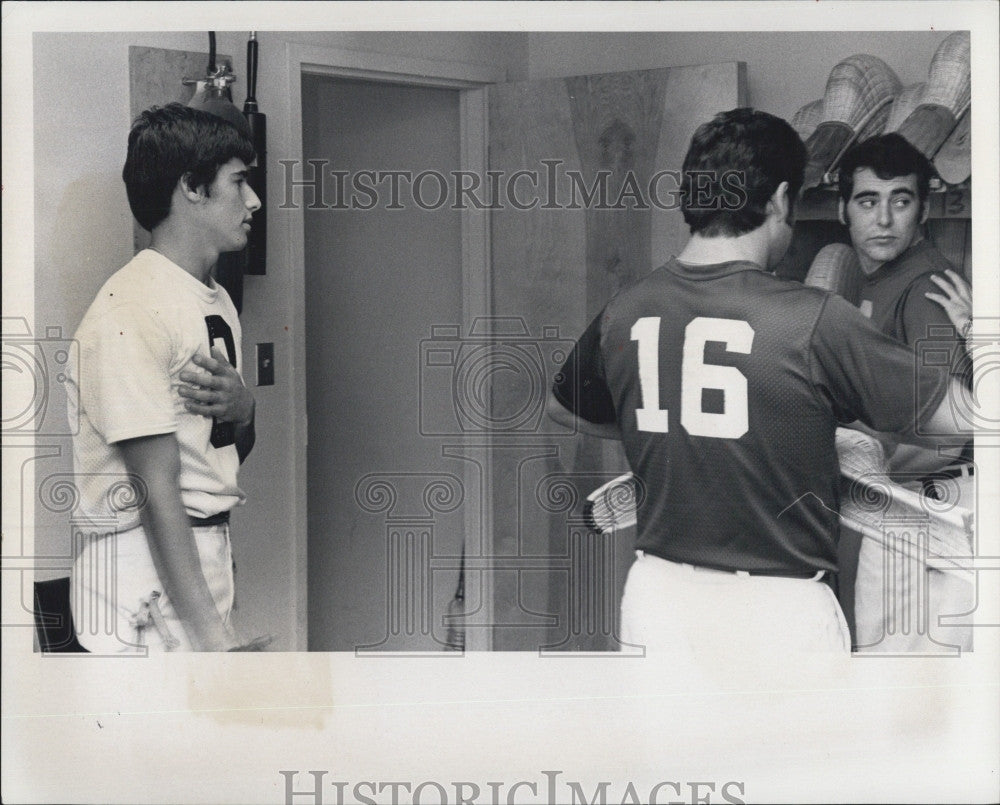 1973 Press Photo Joey Carublit &amp; others in the locker room - Historic Images