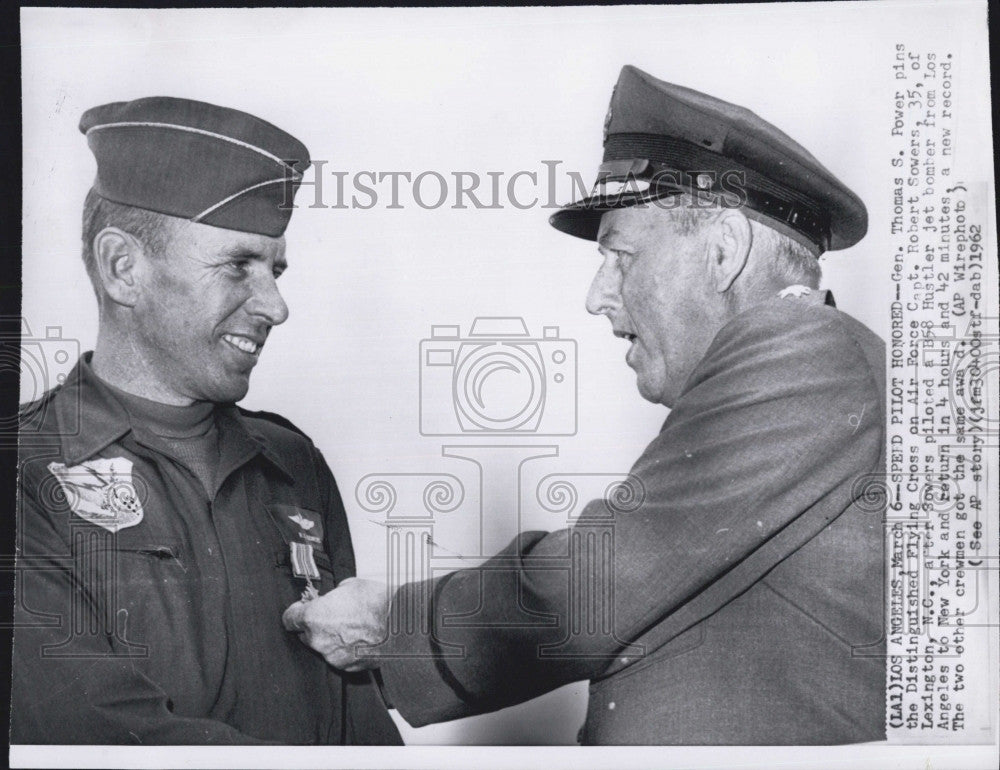 1962 Press Photo Gen Thomas S Powers &amp; Capt Robert Sowers Dist, Flying Cross - Historic Images