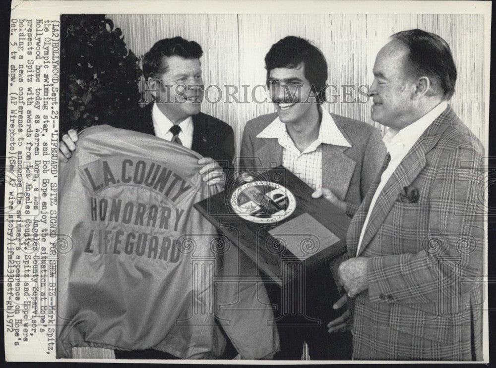 1972 Press Photo Bob Hope Awards Olympic Swimmer Mark Spitz - Historic Images