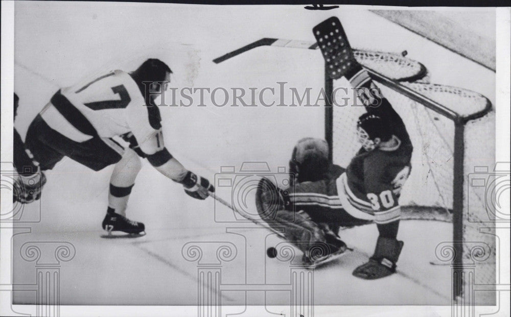 1972 Press Photo St. Louis Blues Jacques Caron vs. North Stars Bob Nevin Hockey - Historic Images