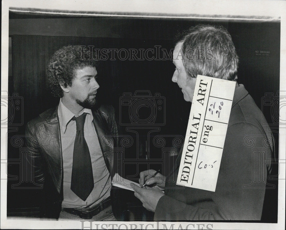 1977 Press Photo Irish runners Neil Cusack &amp; a sportswriter - Historic Images