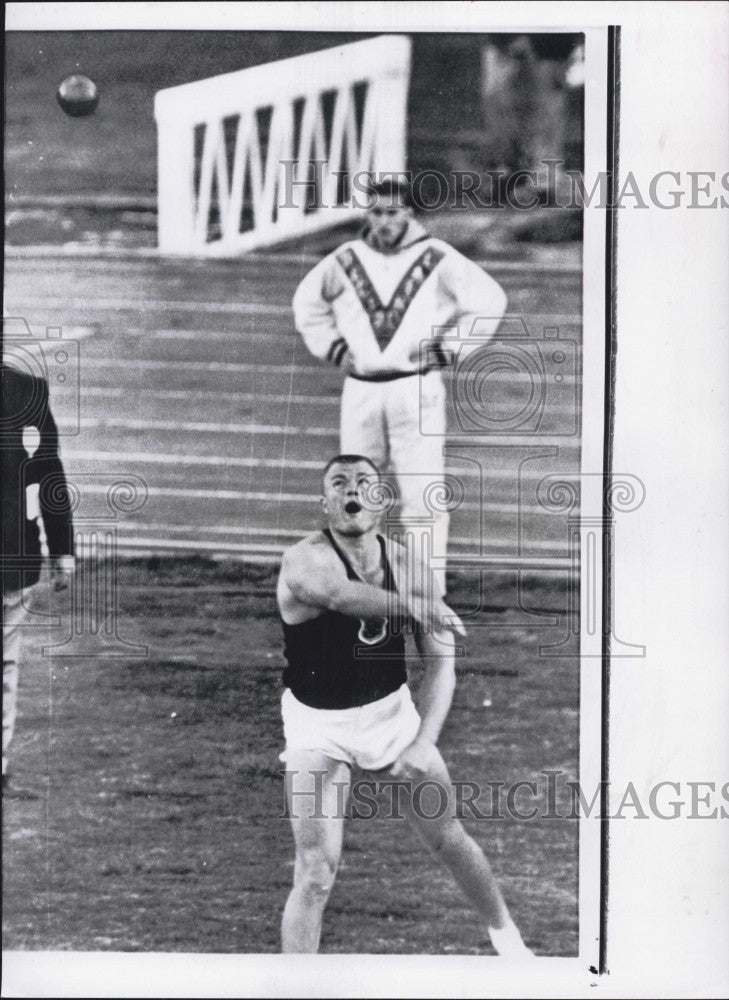 1962 Press Photo Dallas Long shot puts record 65 ft 10 &amp; a half in - Historic Images