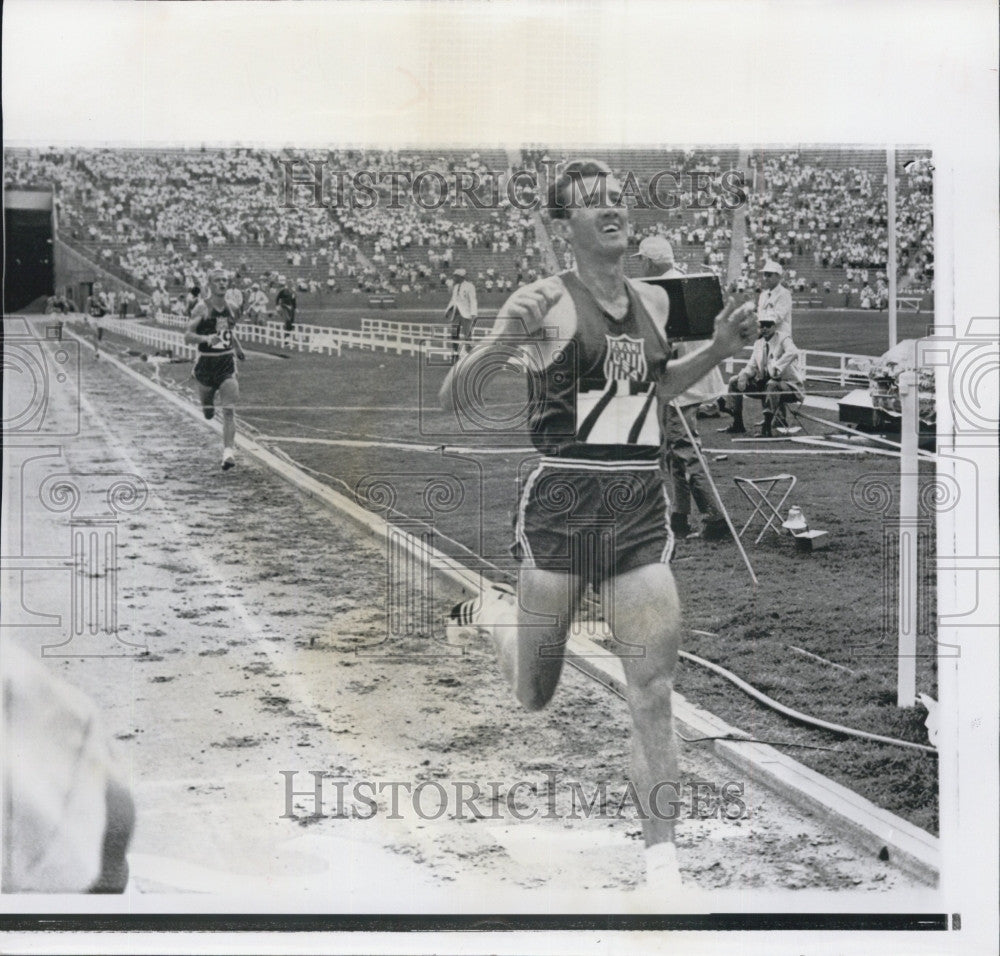 1964 Press Photo Jim Grelle in 1500 meter vs Russians - Historic Images