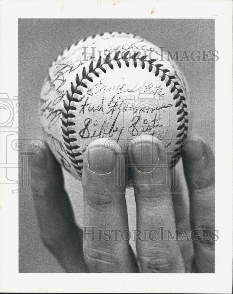 1982 Press Photo A 1948 Braves autographed baseball 5 dollarsabout - Historic Images