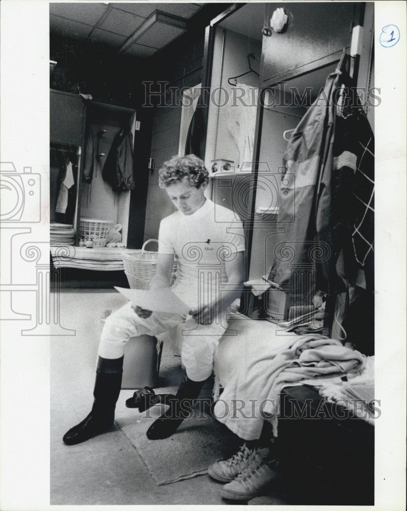 1987 Press Photo Jockey McCarron studies before Belmont Stakes - Historic Images