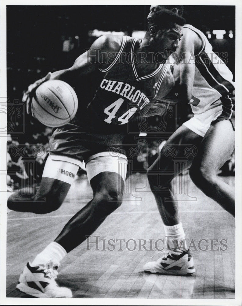 Press Photo Charlotte Hornets Kenny Gattison in action - Historic Images