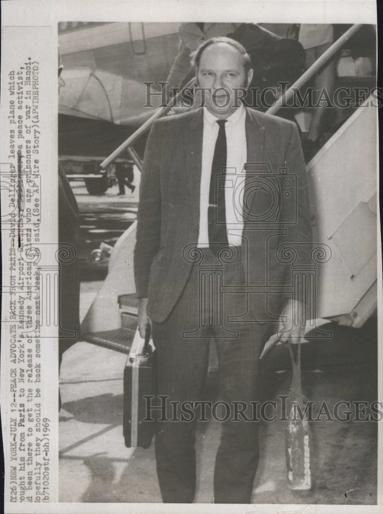 1969 Press Photo David Dellinger Peace Activist Kennedy Airport - Historic Images