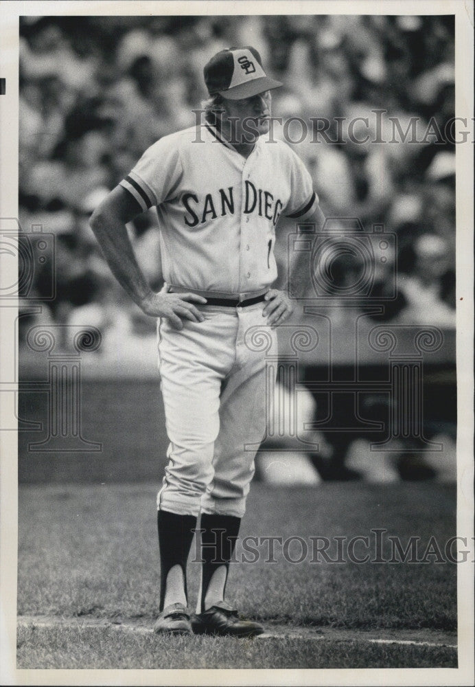 1975 Press Photo San Diego Padre Manager John McNamara Questions Umpire - Historic Images