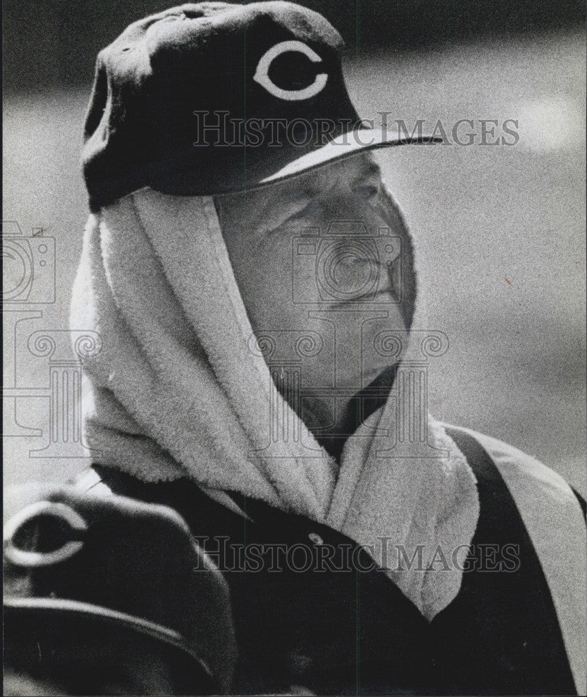 1982 Press Photo Red&#39;s Manager John McNamara Keeps Warm with towel at game with - Historic Images