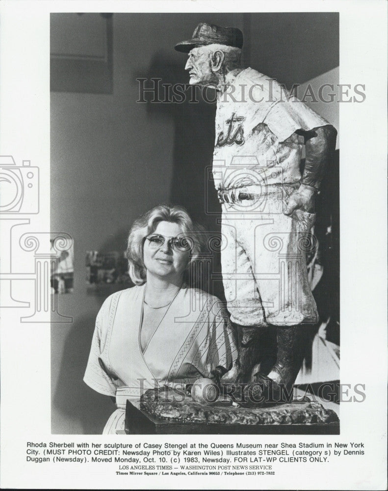 1983 Press Photo Rhonda Sherbell with her sculpture of Casey Stengel - Historic Images