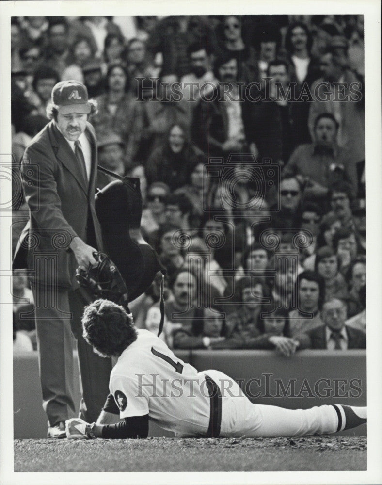 1975 Press Photo Red Sox Outfielder Designated Hitter Bernie Carbo Called out - Historic Images