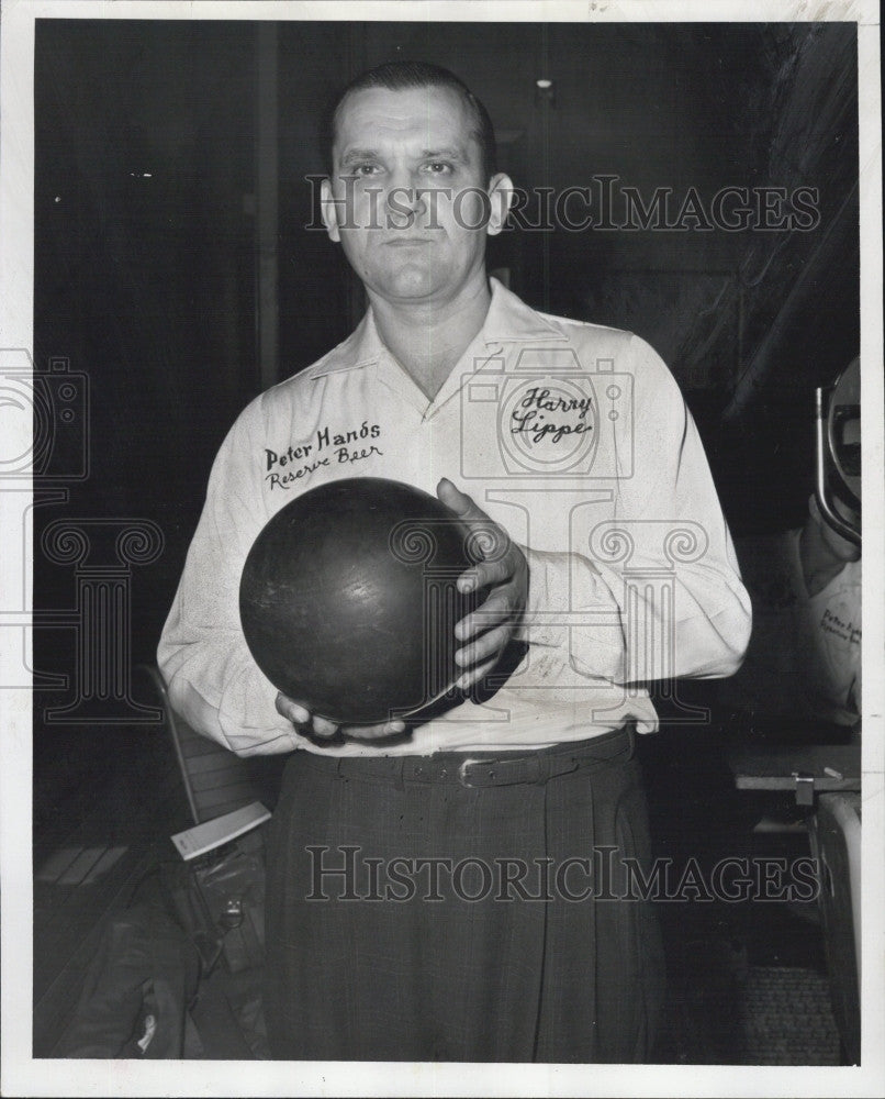 1955 Press Photo Harry Lippe and the wrong way to hold bowling ball - Historic Images