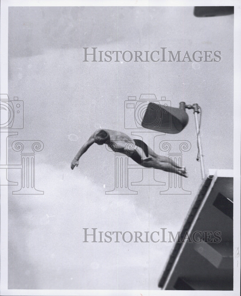 1956 Press Photo Diver, Gary Tobian goes off the board - Historic Images