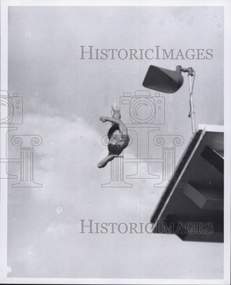 1956 Press Photo Diver, Gary Tobian in action - Historic Images