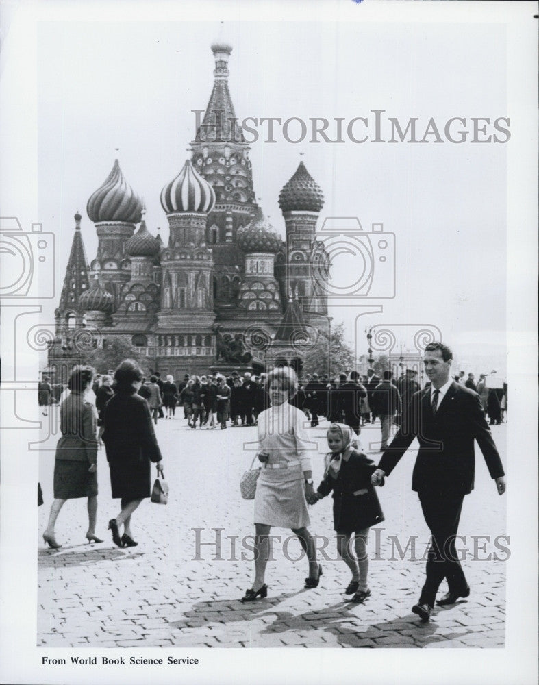 1970 Press Photo Vitaly Sevastianov and family in Red Square Moscow - Historic Images