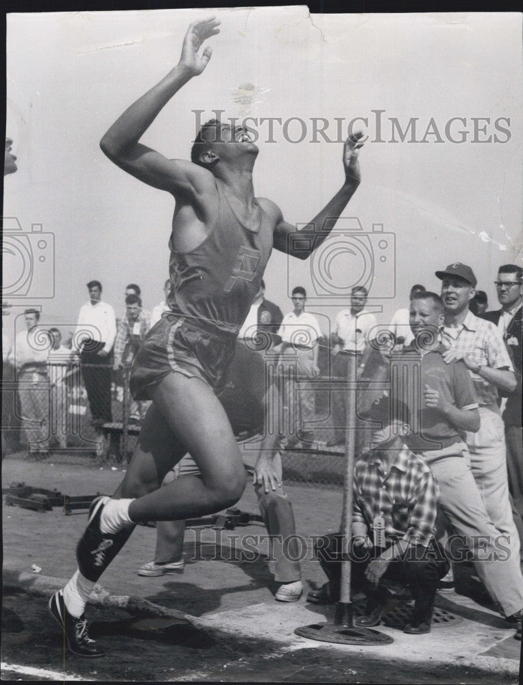 1957 Press Photo Lonnie Saunders, winner of 1/2 mile - Historic Images