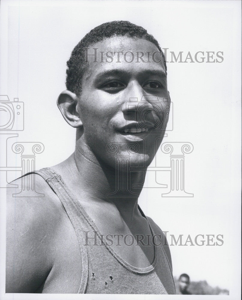 1959 Press Photo Track runner Lonnie Sanders, won hurdles and was second in lows - Historic Images