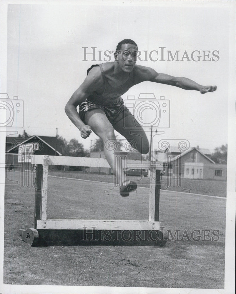 Athlete Lonnie Sanders going over hurdles 1959 Vintage Press Photo Print -  Historic Images