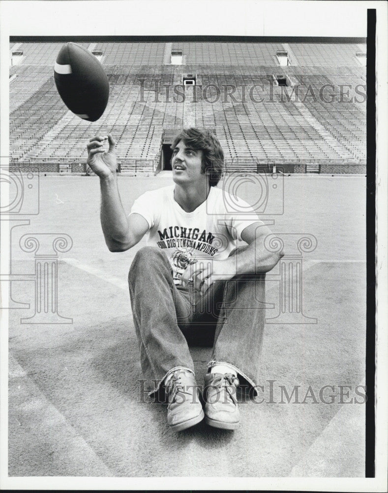 1981 Press Photo University Of Michigan Quarterback Steve Smith - Historic Images