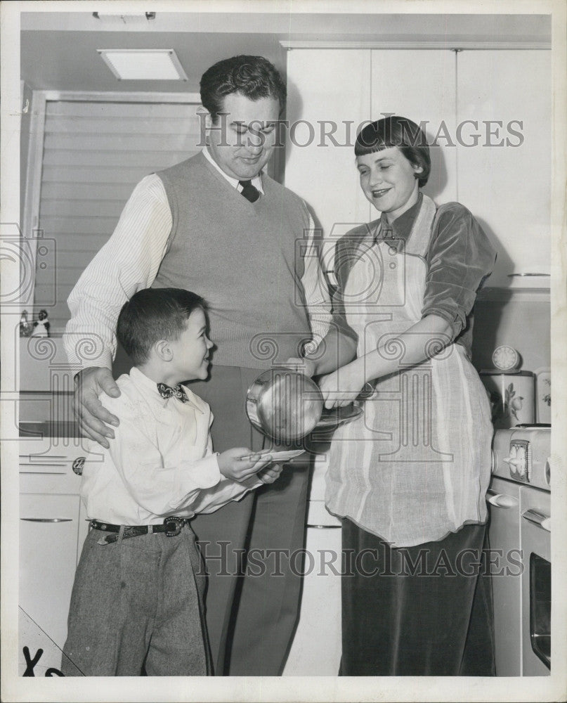 1952 Press Photo NFL Football Coach Joe Kuharich and Family at Home - Historic Images