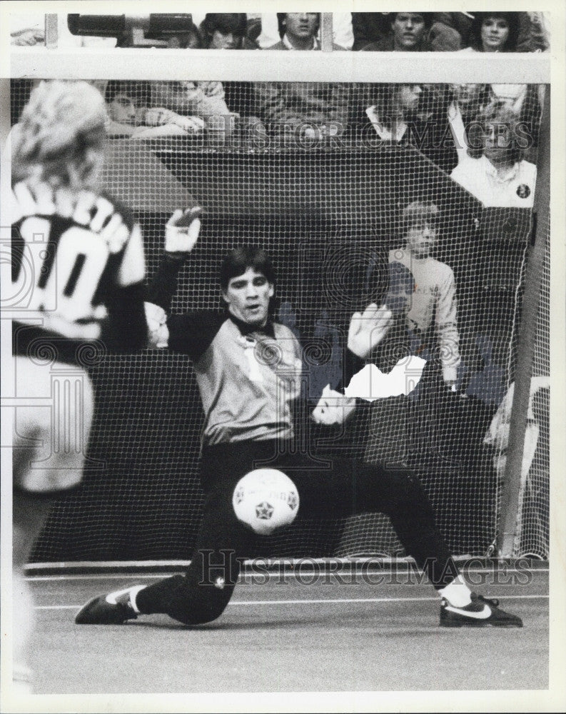 1984 Press Photo Soccer Goalie Victory Nogueira - Historic Images