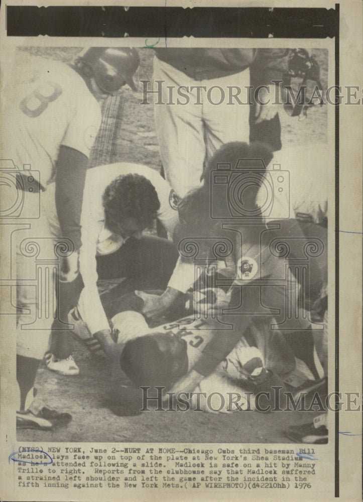 1976 Press Photo Bill Madlock, Chicago Cubs Injures Shoulder at Home Base - Historic Images