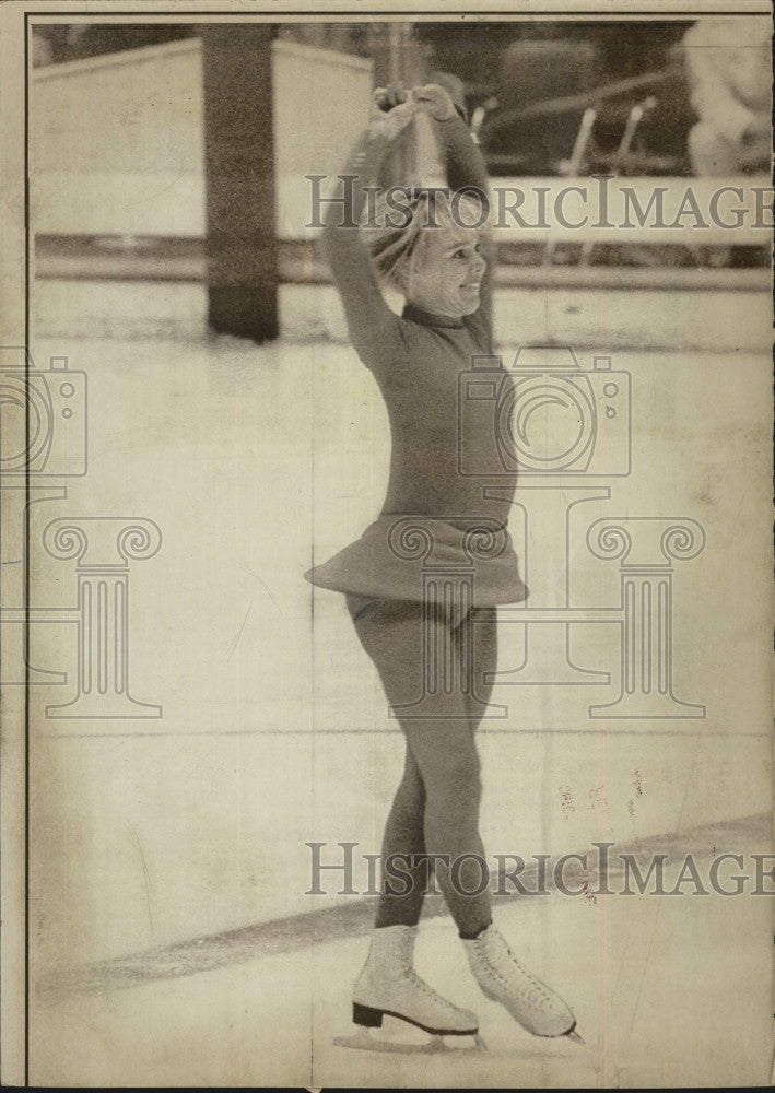 1972 Press Photo U.S. Olympic figure skater Jane Lynn attempting sit-spin - Historic Images