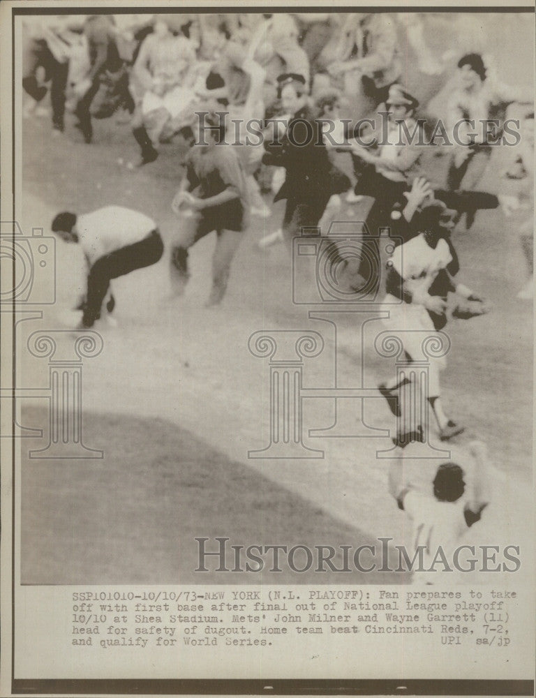 1973 Press Photo Fans Rush Onto Field After National League Playoff Game - Historic Images