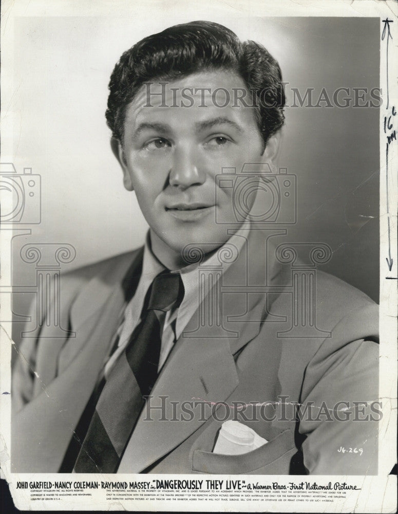 1942 Press Photo Actor John Garfield in &quot;Dangerously They Live&quot; Film - Historic Images