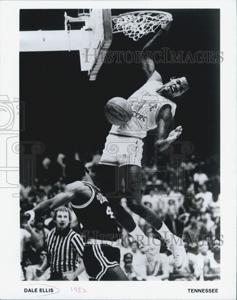 1982 Press Photo Dale Ellis of University of Tennessee Basketball Dunks - Historic Images