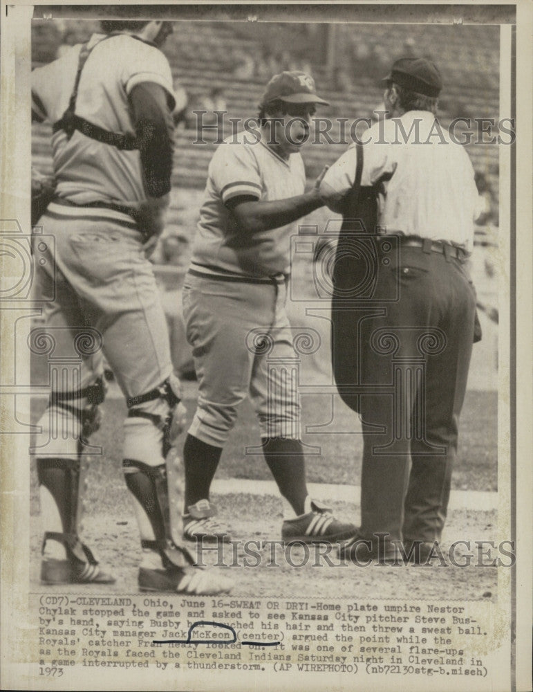 1973 Press Photo Umpire Nestor Chylek, Kansas City Chiefs Manager Jack McKeon - Historic Images