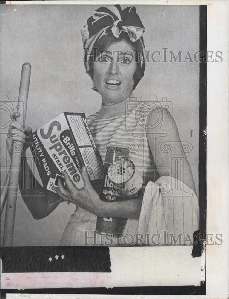 1974 Press Photo TV Commercial to tell her how to clean her kitchen - Historic Images