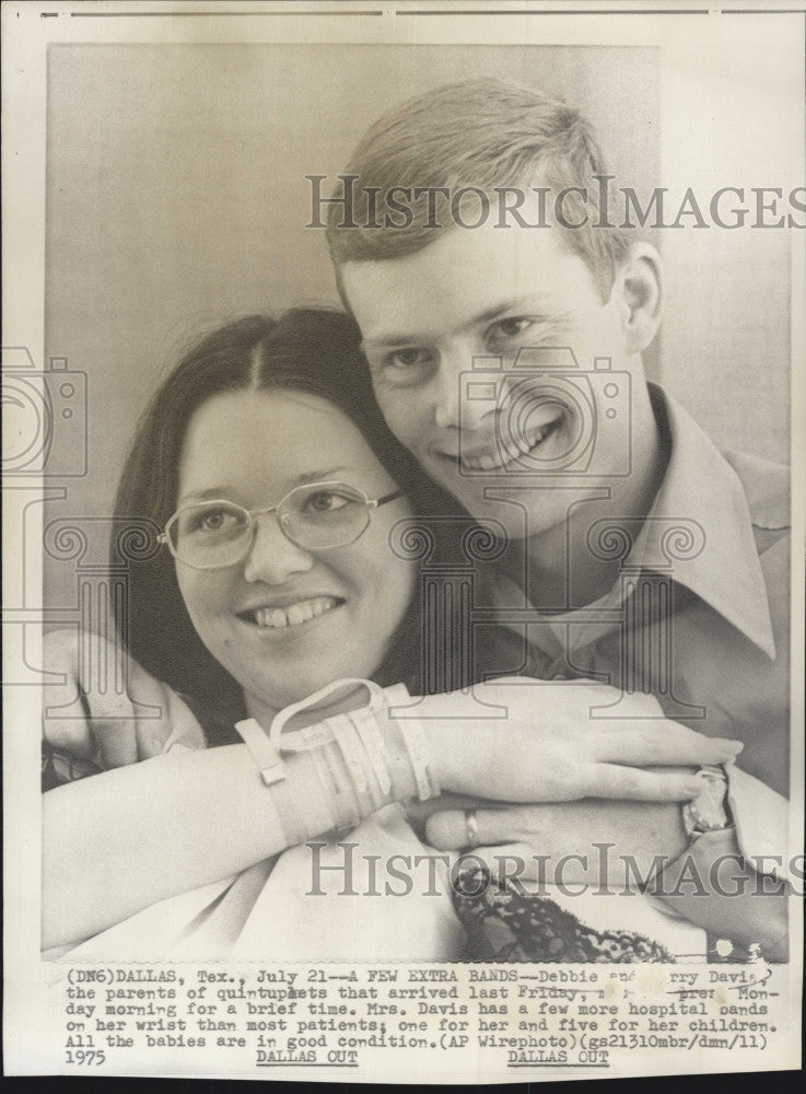 1975 Press Photo Debbie &amp; Jerry Davis Patents Of Quintuplets - Historic Images