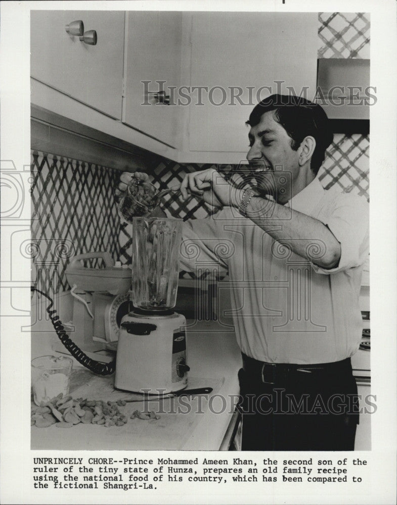 1973 Press Photo Prince Mohammed Ameen Kahn Prepares Family Recipie - Historic Images