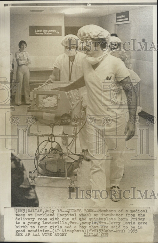 1975 Press Photo Medical Teams Prepare For Birth Of Davis Quintuplets - Historic Images