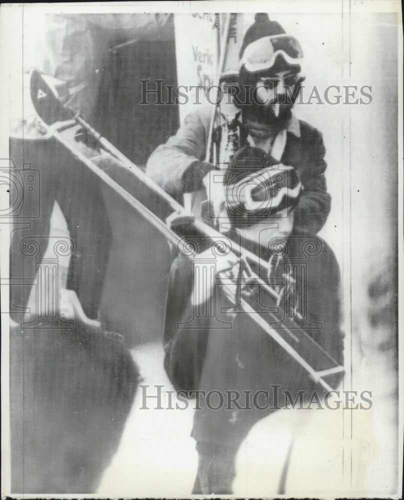 1973 Press Photo Skier J Paul Getty heading out to the slopes - Historic Images