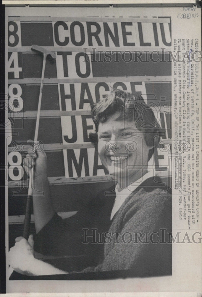 1965 Press Photo Professional Golfer Kathy Cornelius Women's Open Scoreboard - Historic Images