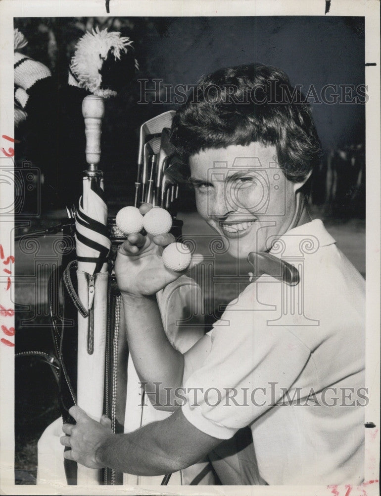 1956 Press Photo Professional Golfer Kathy Cornelius Putter Golf Balls Under Par - Historic Images