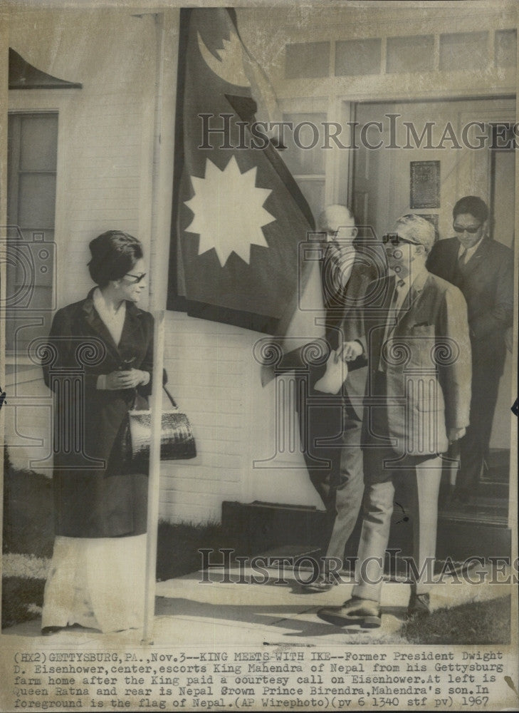 1967 Press Photo Ex Pres Dwight Eisenhower &amp; King Mahendra &amp;Queen Ratna of Nepal - Historic Images