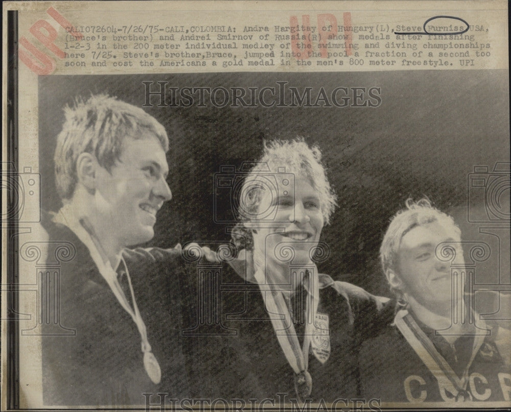 1975 Press Photo Steve Furniss Shows Medal - Historic Images