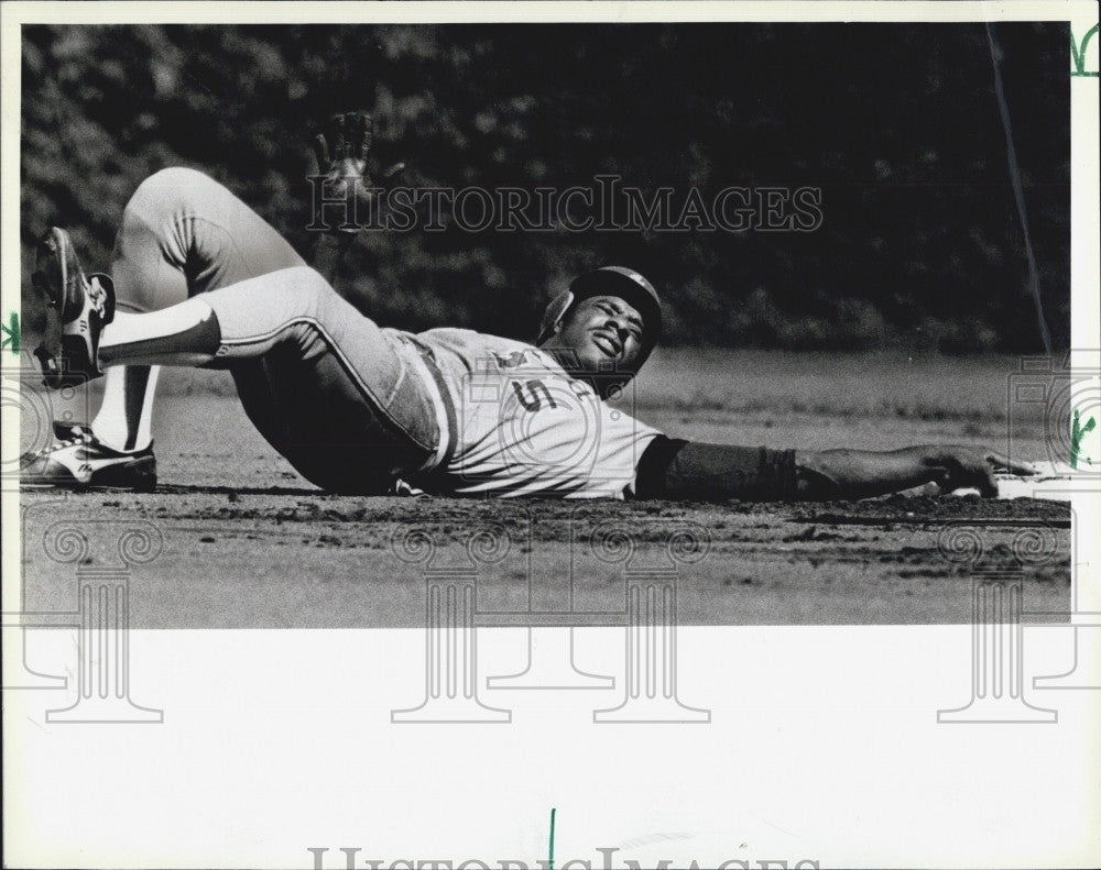 1984 Press Photo Atlanta Braves Right Fielder Claudell Washington Second Base - Historic Images