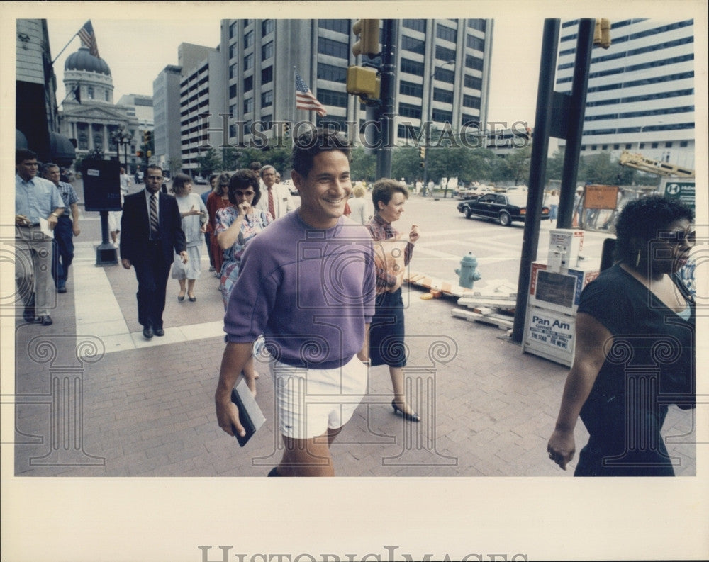 1987 Press Photo Olympic U.S. Diver Greg Louganis walking on street - Historic Images