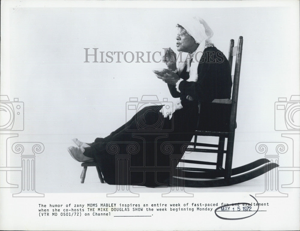 1972 Press Photo Comedian Moms Mabley &quot;The Mike Douglas Show&quot; in rocking chair - Historic Images