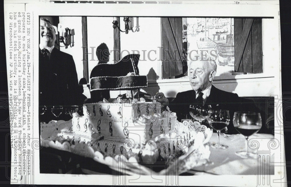 1971 Press Photo Pianist, Arthur Rubenstein at his birthday - Historic Images